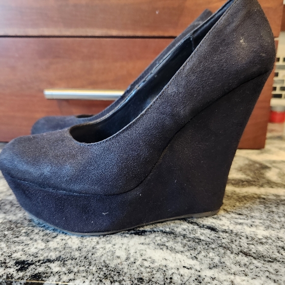 Shoes - Picture 1 of 3